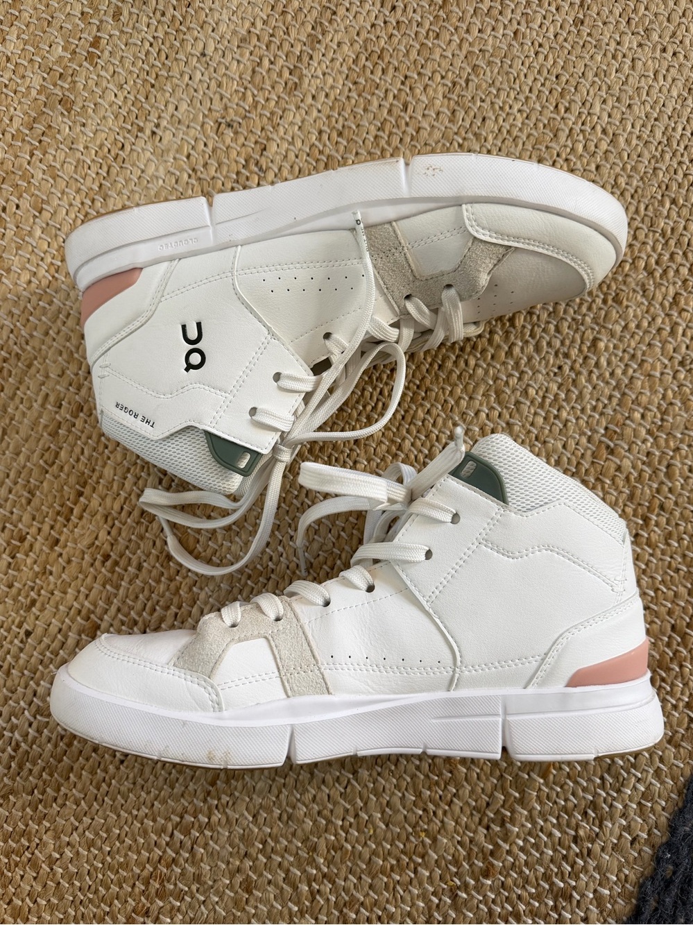 On Roger High Top shoe